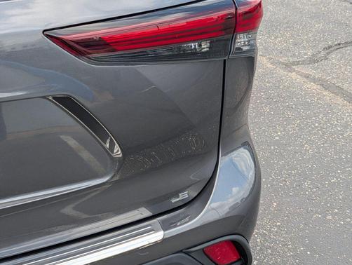 Moon Dust 2024 Toyota Highlander LE I4