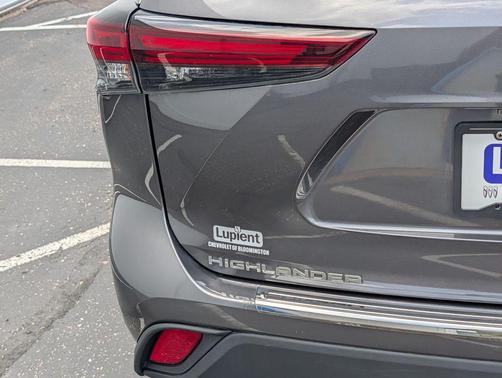 Moon Dust 2024 Toyota Highlander LE I4