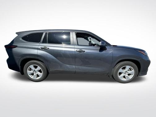 Magnetic Gray Metallic 2024 Toyota Highlander LE I4
