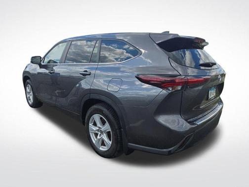 Moon Dust 2024 Toyota Highlander LE I4