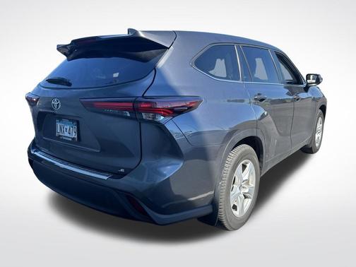 Magnetic Gray Metallic 2024 Toyota Highlander LE I4