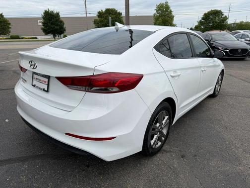 White 2017 Hyundai ELANTRA SE Value Edition