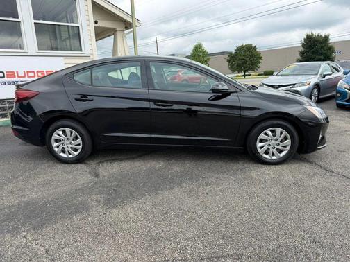 Black 2019 Hyundai ELANTRA SE