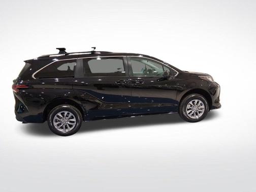 2022 Toyota Sienna LE