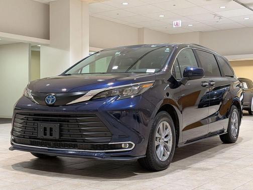2024 Toyota Sienna XLE
