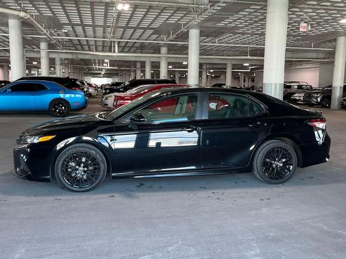 Midnight Black Metallic 2019 Toyota Camry SE