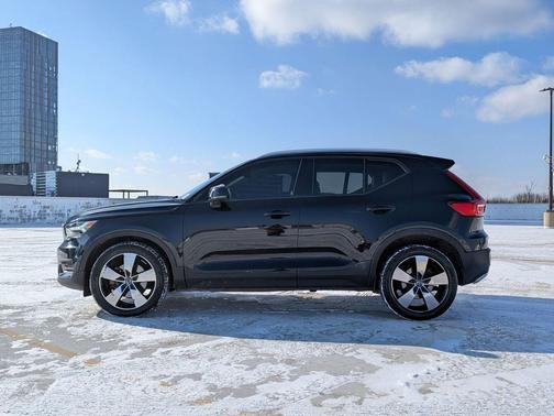 2020 Volvo XC40 T4 Momentum