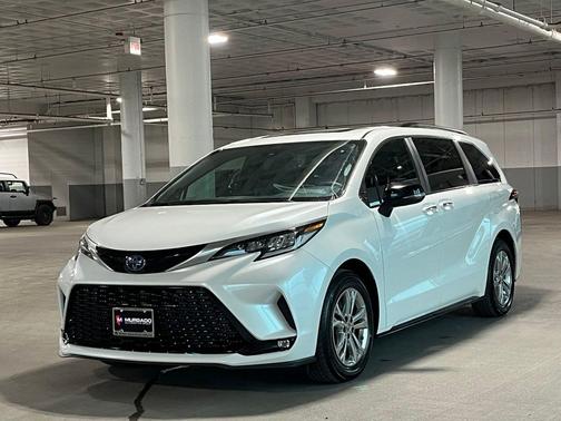 Wind Chill Pearl 2023 Toyota Sienna XSE 7 Passenger