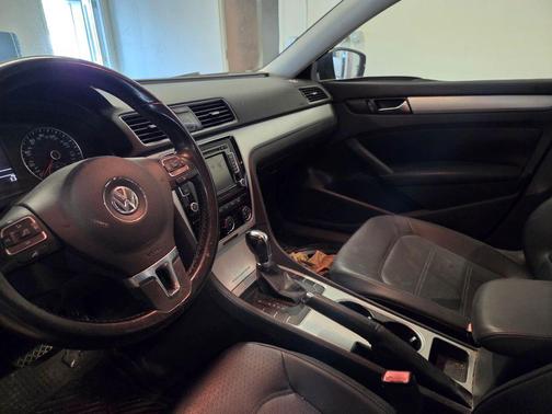 2013 Volkswagen Passat 2.0 TDI SE w/ Sunroof