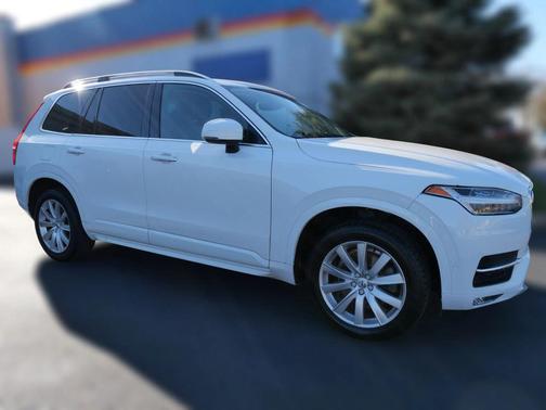 2018 Volvo XC90 T6 Momentum