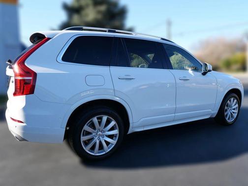 2018 Volvo XC90 T6 Momentum