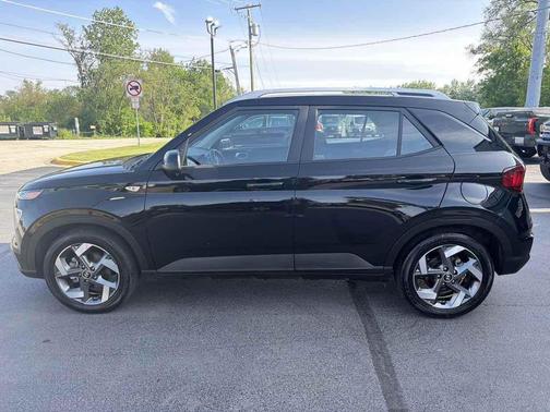 Black Noir Pearl 2022 Hyundai VENUE SEL