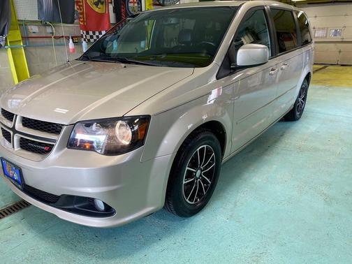Cashmere/Sandstone Pearlcoat 2015 Dodge Grand Caravan R/T