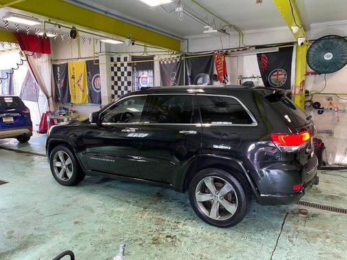 Brilliant Black Crystal Pearlcoat 2014 Jeep Grand Cherokee Overland