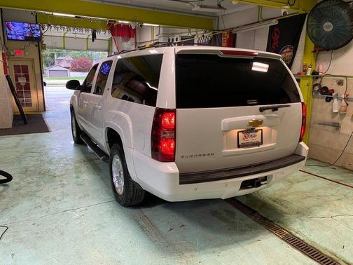 Summit White 2014 Chevrolet Suburban 1500 LT