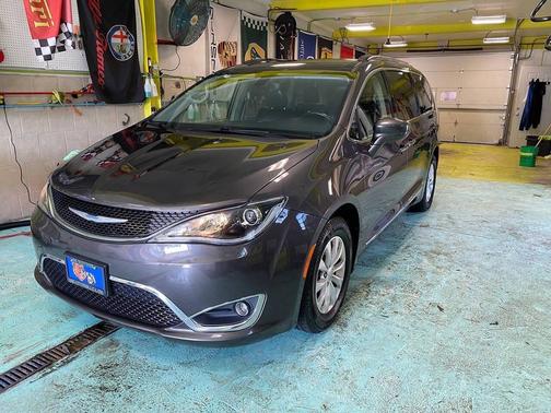 Granite Crystal Metallic Clearcoat 2017 Chrysler Pacifica Touring-L