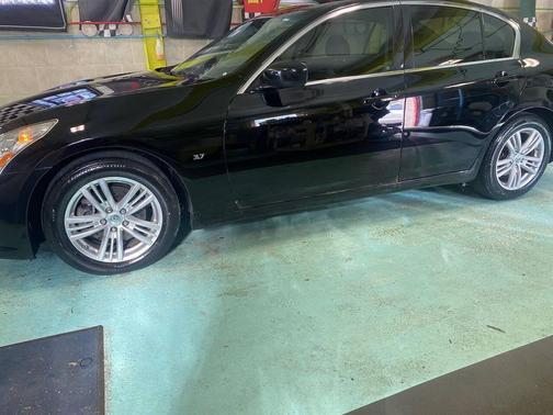 2015 INFINITI Q40 Base