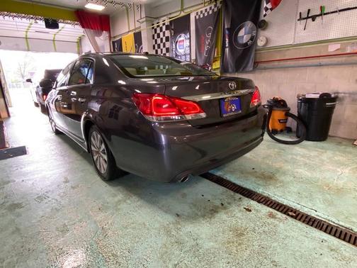 Magnetic Gray Metallic 2011 Toyota Avalon Limited
