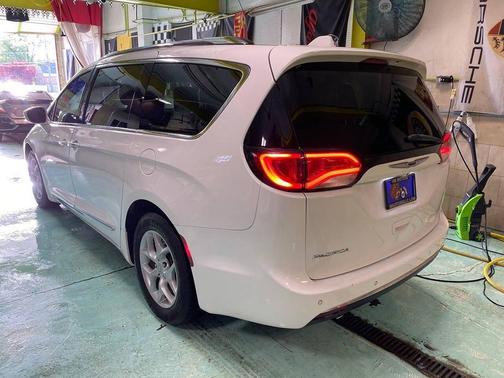 Bright White Clearcoat 2017 Chrysler Pacifica Touring-L
