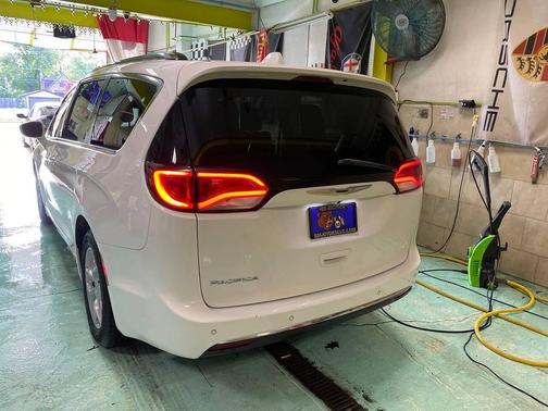 Bright White Clearcoat 2017 Chrysler Pacifica Touring-L