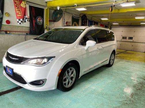 Bright White Clearcoat 2017 Chrysler Pacifica Touring-L