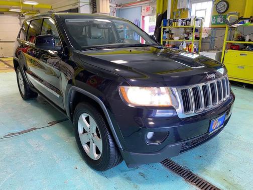 Blackberry Pearlcoat 2011 Jeep Grand Cherokee Laredo