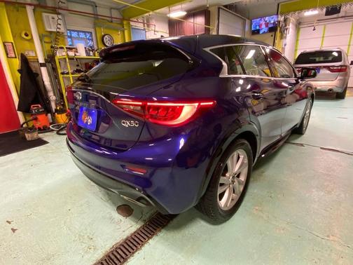 2018 INFINITI QX30 PURE