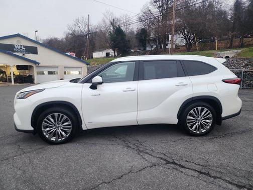 2021 Toyota Highlander Hybrid Platinum