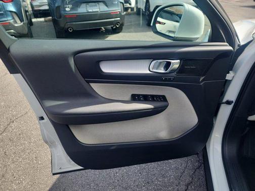 Crystal White Metallic 2022 Volvo XC40 T5 Momentum
