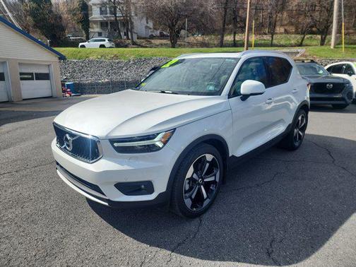 Crystal White Metallic 2022 Volvo XC40 T5 Momentum