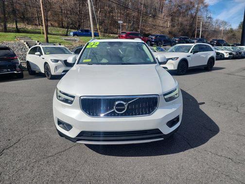 Crystal White Metallic 2022 Volvo XC40 T5 Momentum