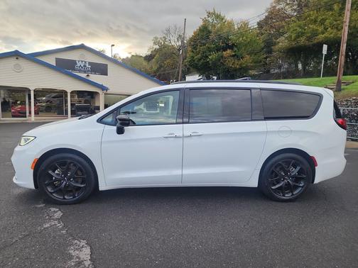 Bright White Clearcoat 2025 Chrysler Pacifica Limited