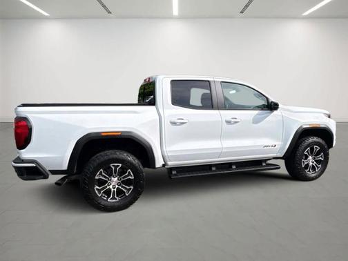 White 2024 GMC Canyon AT4