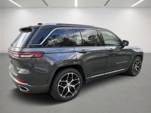 2022 Jeep Grand Cherokee Summit