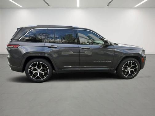 2022 Jeep Grand Cherokee Summit