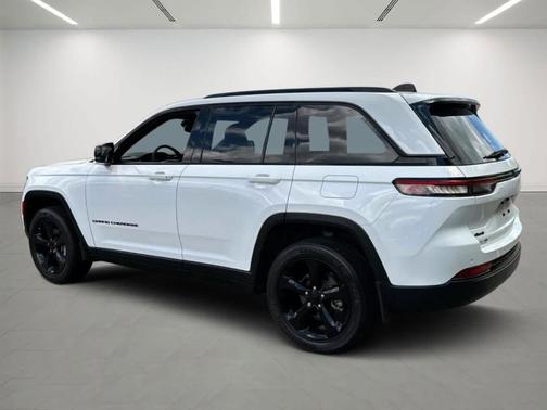Bright White Clearcoat 2023 Jeep Grand Cherokee Altitude
