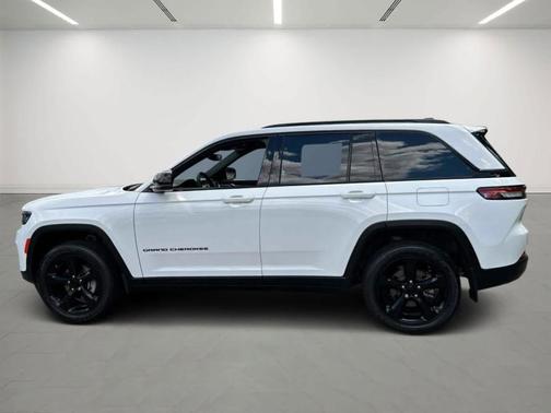 Bright White Clearcoat 2023 Jeep Grand Cherokee Altitude