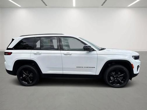 Bright White Clearcoat 2023 Jeep Grand Cherokee Altitude