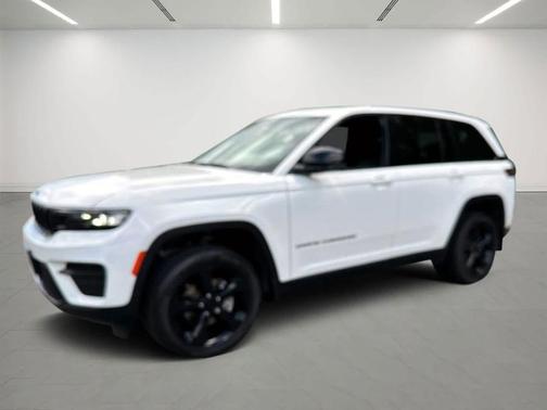 Bright White Clearcoat 2023 Jeep Grand Cherokee Altitude