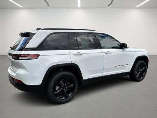 Bright White Clearcoat 2023 Jeep Grand Cherokee Altitude