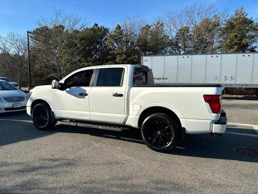 2023 Nissan Titan SV