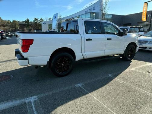 2023 Nissan Titan SV