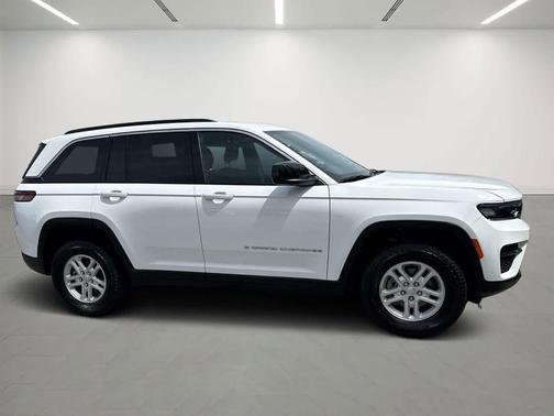 Bright White Clearcoat 2024 Jeep Grand Cherokee Laredo