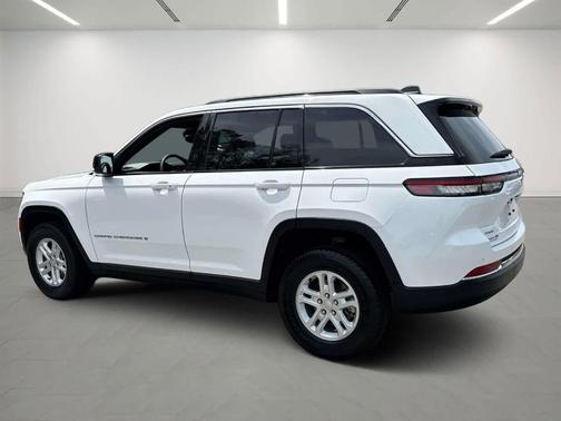 Bright White Clearcoat 2024 Jeep Grand Cherokee Laredo