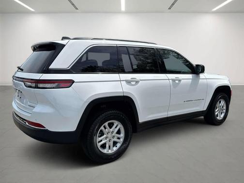 Bright White Clearcoat 2024 Jeep Grand Cherokee Laredo