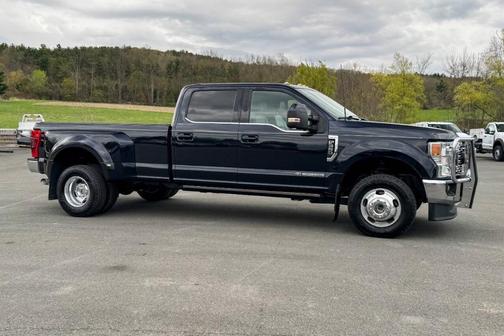 Blue 2022 Ford F-350 Lariat Super Duty
