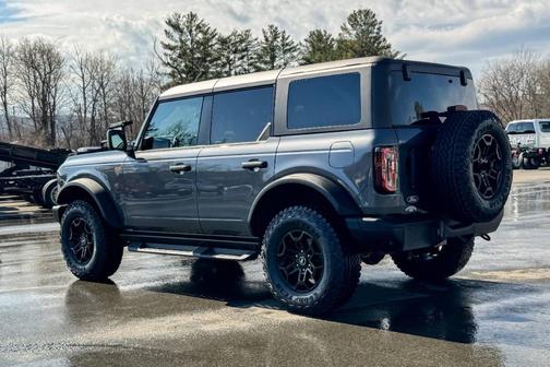 Carbonized Gray Metallic 2026 Ford Bronco Badlands