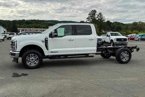 White 2027 Ford F-350 Lariat Super Duty