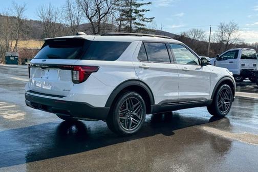 Star White 2026 Ford Explorer ST-Line