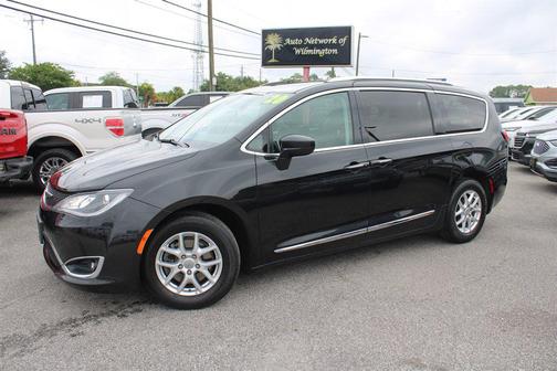 Brilliant Black Crystal Pearlcoat 2020 Chrysler Pacifica Touring L